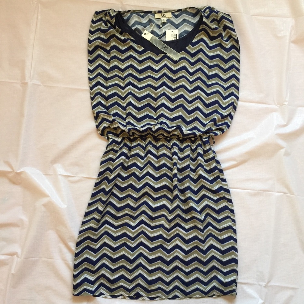 Ya-Los Angeles Sleeveless Chevron Print Dress
